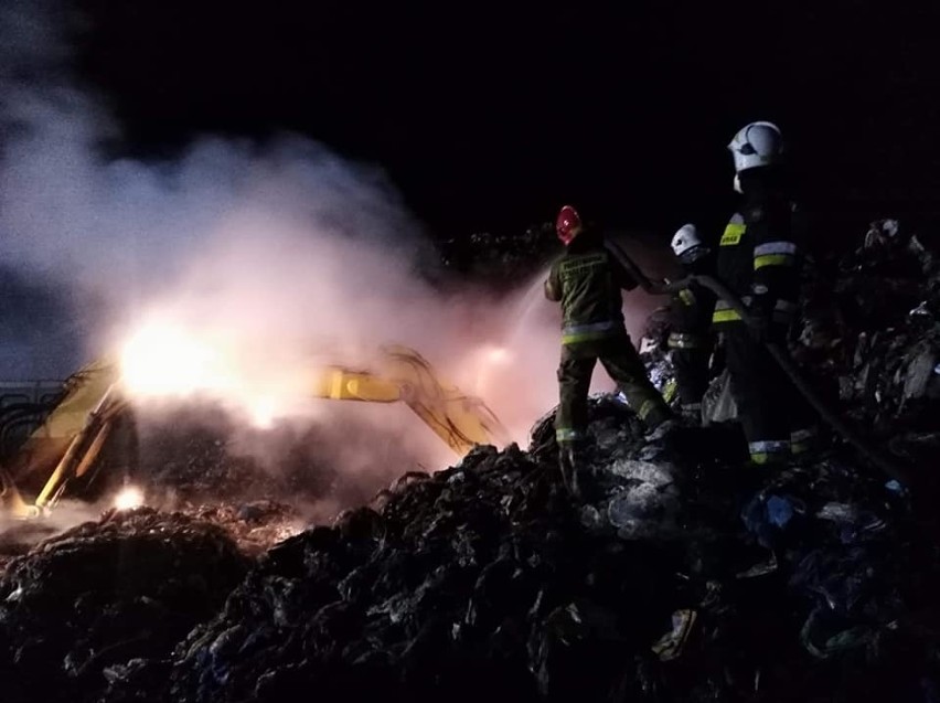 Piąty pożar na wysypisku odpadów w Fałkowie.  Działało siedem zastępów strażaków