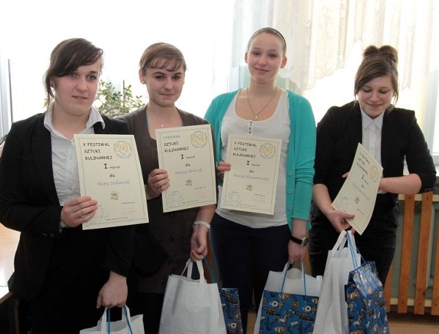 Pierwszą nagrodę podczas V Festiwalu Zupy w radomskim "Gastronomiku&#8221; zdobyły uczennice klasy 3TG za zupę Dyniowa Fantazja, od lewej: Marta Stolarczyk, Patrycja Tomczyk, Monika Niewiarowska i Małgorzata Witczak.