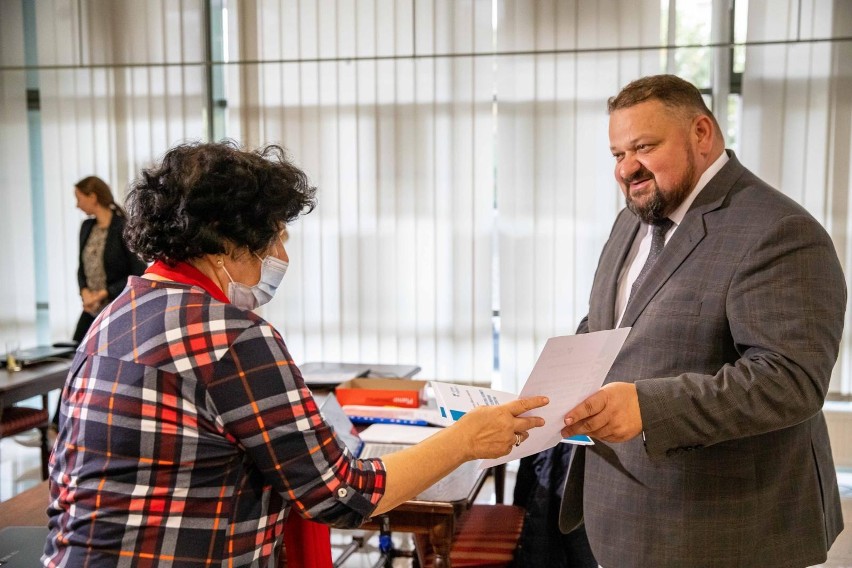 Certyfikaty ukończenia kursu wręczył Stanisław Derehajło.