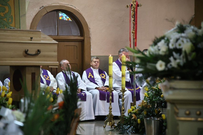 Pogrzeb księdza Czesława Krzyszkowskiego w Lisowie. Tłumy żegnały byłego proboszcza. Mszy pogrzebowej przewodniczył biskup Jan Piotrowski