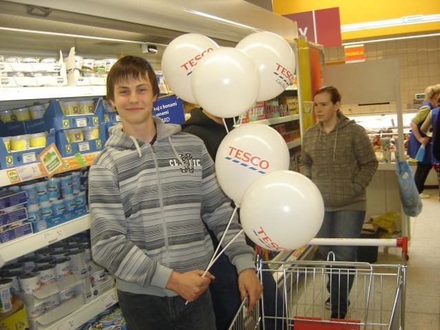 Sklep jest fajny. Podoba mi się tutaj - mówił Marcin. On i jego kolega otrzymali  promocyjne baloniki.