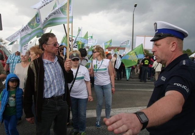 9 maja na obwodnicy 200 osób chodziło po pasach. Policji nie udało się przerwać protestu.