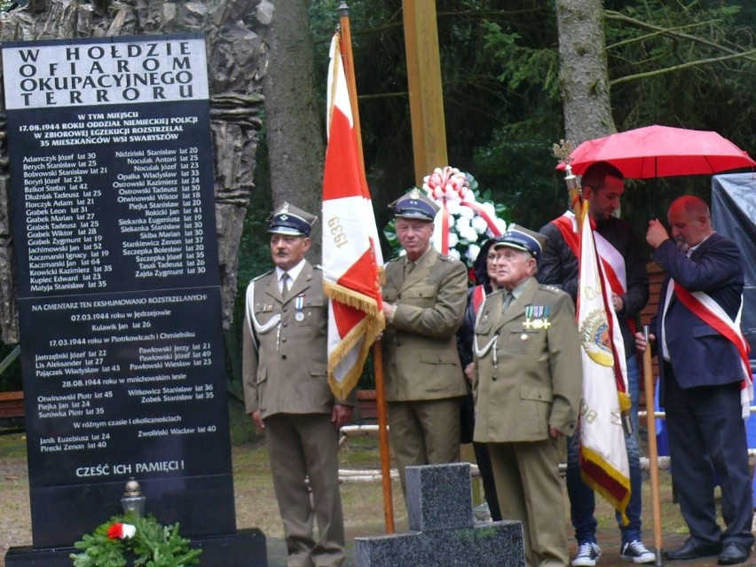 Na cmentarzu w Swaryszowie uczcili rocznicę pacyfikacji wsi