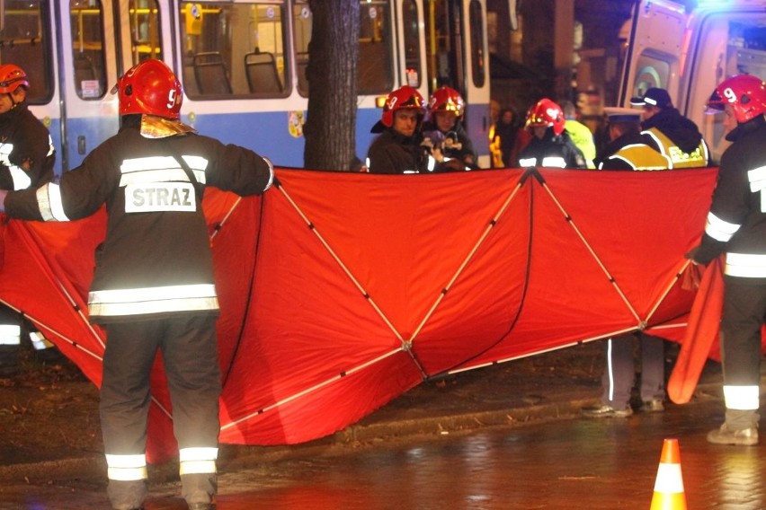 Wypadek na Powstańców Śląskich. Pieszy wpadł pod tramwaj