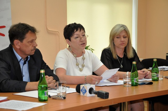 Marek Witomski i Ewa Stepnowska z NSZZ (po lewej) uważają, że sprawą m.in. Małgorzaty Wasielewskiej (po prawej) powinien zająć się sąd pracy