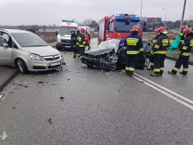 W środę, 26 grudnia o godz. 12.30 w Babicach na ul. Śląskiej (droga krajowa nr 44) zderzyły się dwa samochody