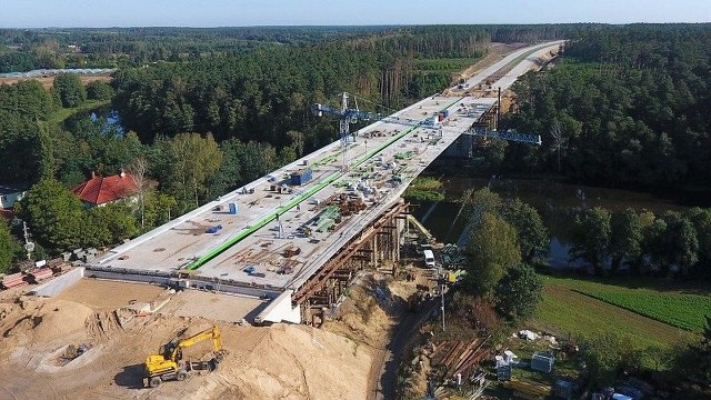 Generalna Dyrekcja Dróg Krajowych i Autostrad opublikowała raport z postępu budowy prac drogi ekspresowej S5 i podała szacowane terminy ukończenia poszczególnych odcinków.Odcinek 3. W ostatnim tygodniu września wykonawca 3 odcinka: węzeł Bydgoszcz Północ (pierwotna nazwa Aleksandrowo) - węzeł Bydgoszcz Opławiec (pierwotna nazwa Tryszczyn) dokonał podniesienia łuków wiaduktu nad linią PKP w Maksymilianowie. Obecnie trwa spawanie i wzmacnianie konstrukcji a następnie rozpocznie się montaż płyty głównej, na której ułożona zostanie nawierzchnia przyszłej drogi ekspresowej.Dodatkowo Wykonawca prowadzi też intensywne prace w obrębie mostu nad Brdą (228 m długości, szerokość 35,5 m), między Bożenkowem a Tryszczynem. Ustrój nośny pod obie jezdnie jest już zabetonowany i obecnie montowane jest wyposażenie obiektu.Co się działo na pozostałych odcinkach? Postępy prac, stany zaawansowania kontraktów i szacowane terminy ukończenia >>>