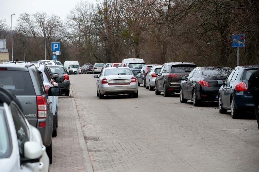 Parkowanie przy ulicy Rolnej w Szczecinie. Mieszkańcy zgłaszają problemy. "Nie chodzi jednak, żeby wszystkim wlepić mandaty"