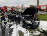 Wypadek na Szosie Bydgoskiej w Toruniu. Samochód stanął w ogniu. Są osoby ranne
