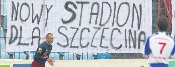 Szczecińscy kibice już od lat na stadionie miejskim przy ul. Twardowskiego wywieszają taki, lub podobny transparent. Ten wisiał podczas ostatniegomeczu z Podbeskidziem Bielsko-Biała