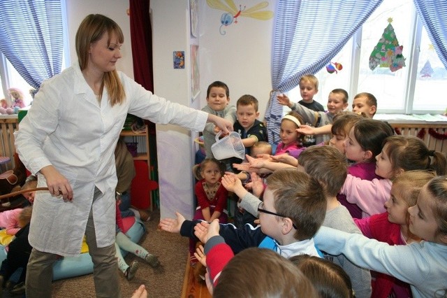 Przedszkolaki chętnie włączały się do zabawy.