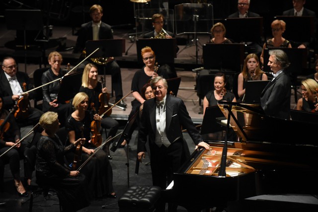 Nowy  dyrektor artystyczny TOS Mariusz Smolij (stoi z prawej) poprowadził koncert inaugurujący ten sezon. Solistą był pianista Piotr Paleczny.