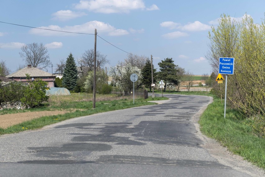 Powiat proszowicki planuje w tym roku wyremontować kilka odcinków dróg, które znajdują się w fatalnym stanie