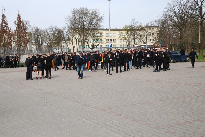 Kibice Korony Kielce wyjechali na mecz z Widzewem Łódź. Ponad 700 osób będzie wspierało zespół w meczu PKO BP Ekstraklasy