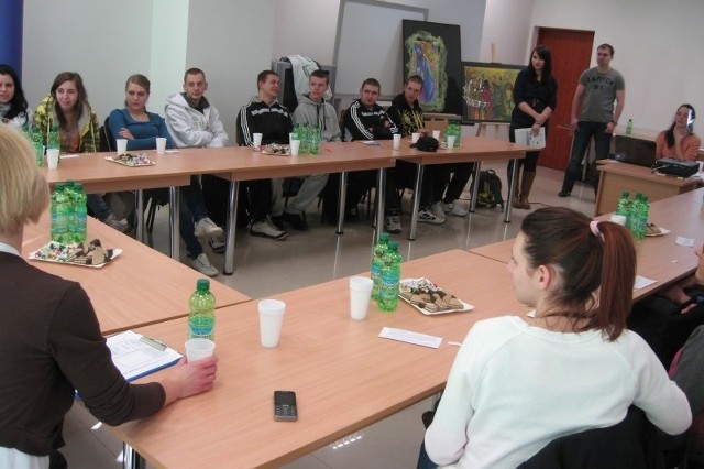 Karol Olczak (pierwszy z prawej) podczas spotkania z gimnazjalistami w KW OHPw Opolu. Młodzi pytali go m.in. o podróże zawodowe i zarobki.