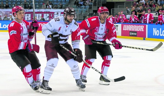 Damian Kapica (pierwszy z lewej) podkreśla, że Sparta Praga grała bardziej techniczny hokej od Szwedów