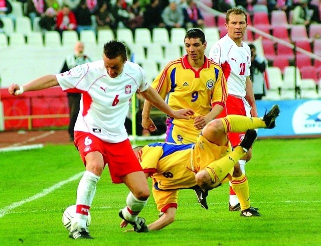 Blisko 11 lat temu na stadionie Zawiszy Polska przegrała z Rumunią 1:2. Gola dla biało-czerwonych strzelił Tomasz Hajto (przy piłce)