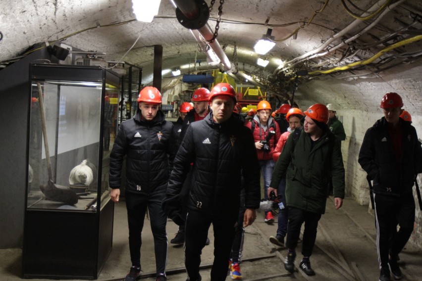 Piłkarze Górnika Zabrze zjechali pod ziemię w kopalni Guido ZDJĘCIA