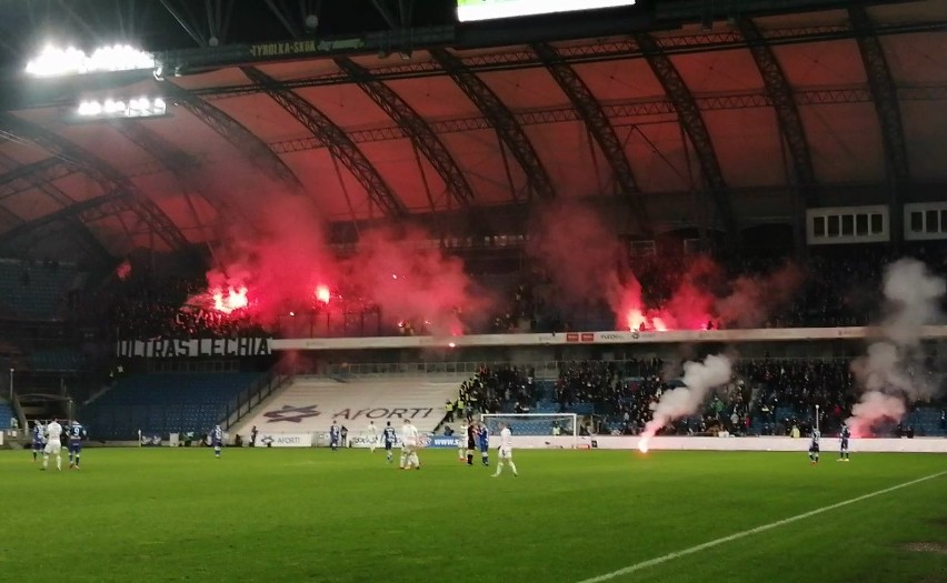 Fani Lechii Gdańsk rzucali racami na boisko i w sektory...