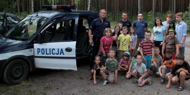 Włoszczowscy policjanci spotkali się z zuchami i harcerzami z Łodzi, uczestnikami obozu w stanicy harcerskiej w Białym Brzegu. 