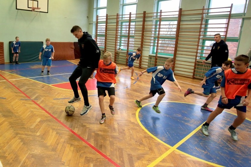 Piłkarze Pogoni ćwiczyli z uczniami na Golęcinie [zdjęcia]