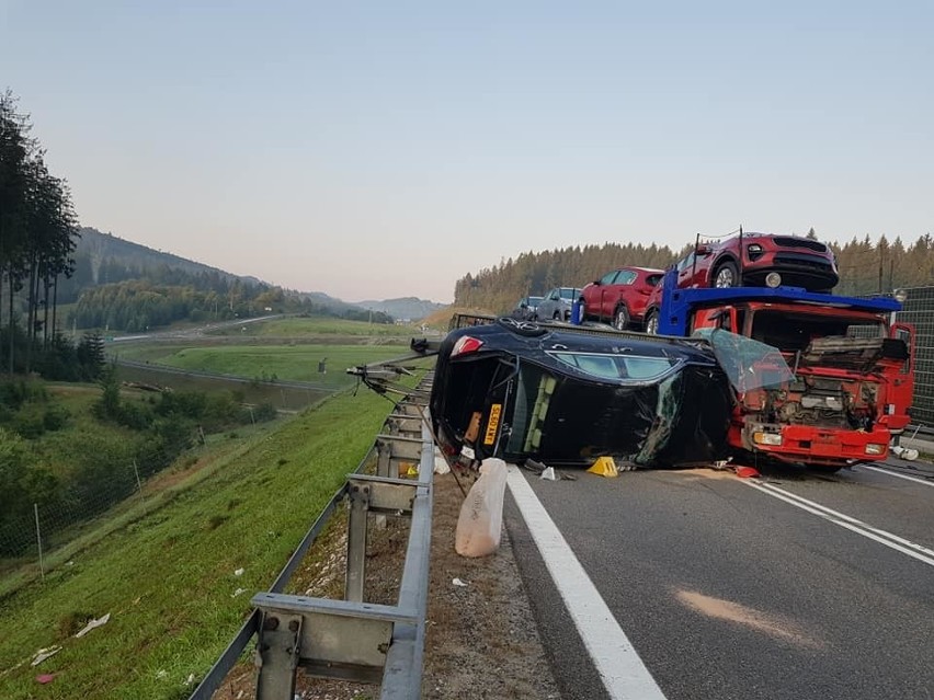 Samochody zablokowały drogę przy tunelu Emilia w Lalikach