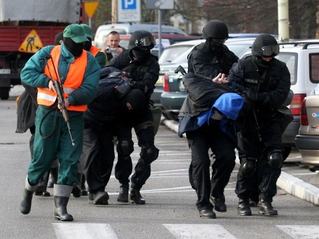 W ubiegłym roku policjanci zachodniopomorscy zatrzymali 11 293 sprawców przestępstw na gorącym uczynku. Czyli średnio co 46 minut. Do sadów, prokuratur, jednostek policji czy izby wytrzeźwień lub zakładów penitencjarnych doprowadzili ponad 19 tys. osób. Czyli co 27 minut policjanci celem doprowadzenia przewozili osobę.