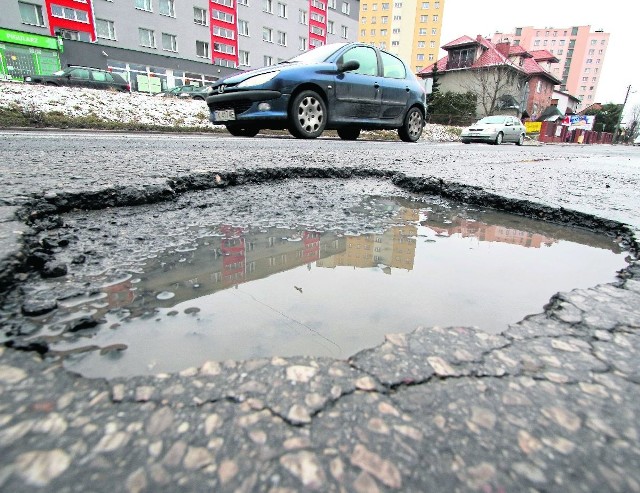 Dziury na ulicy Hożej już nie zaskakują użytkowników drogi - można je spotkać dosłownie na każdym kroku.