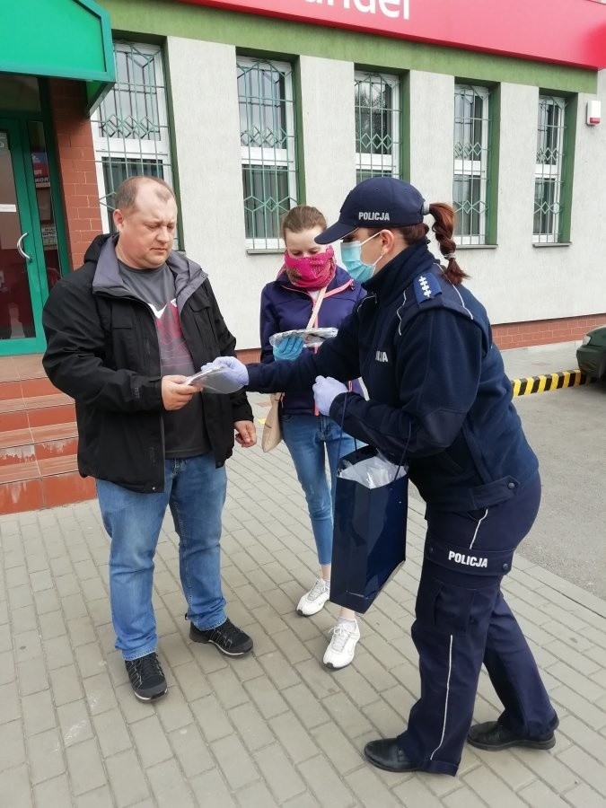 W Przeworsku policjantki rozdawały maseczki ochronne 