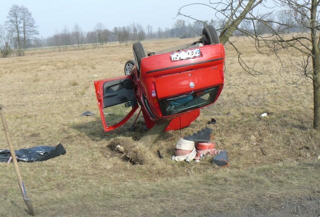 Na początku marca na drodze krajowej nr 42 w Ligocie Wołczyńskiej fiat punto kierowany przez 18-latkę wypadł z drogi i uderzył dachem w drzewo. Dziewczyna zginęła na miejscu.