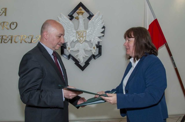 W poniedziałek w Warszawie, dyrektor I Liceum Ogólnokształcącej imienia Stefana Żeromskiego w Kielcach, Waldemar Pukalski  i prorektor do spaw studenckich, Wojskowej Akademią Techniczną w Warszawie, Marzena Tykarska podpisali umowę o współpracy.