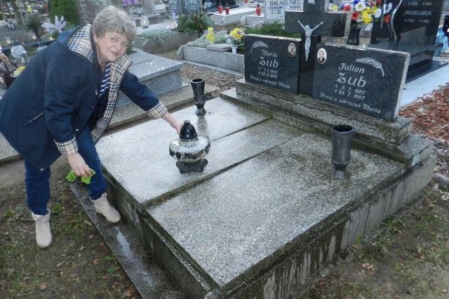 Danuta Zub zawsze pilnuje, by jej rodzinny grób na cmentarzu Kuźniczka był umyty i opłacony.