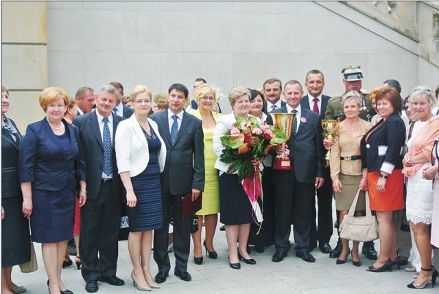 Gertruda i Krzysztof Szmurło (w środku) zostali krajowymi mistrzami Agroligi