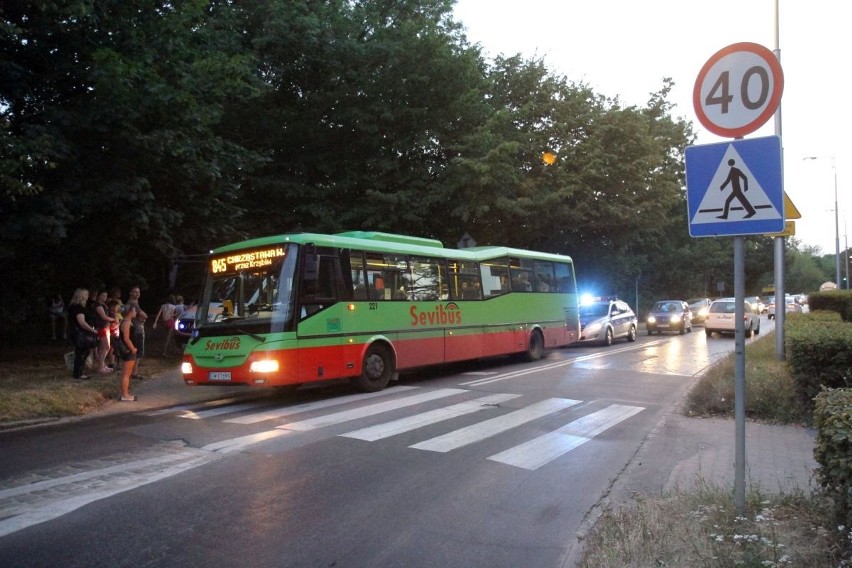 Autobus gwałtownie zahamował przed dzieckiem na rowerze. Pasażerka w szpitalu (ZDJĘCIA)