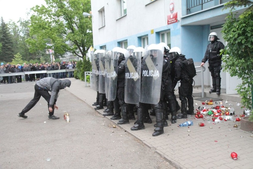 Protest przed komisariatem na Trzemeskiej we wtorek...