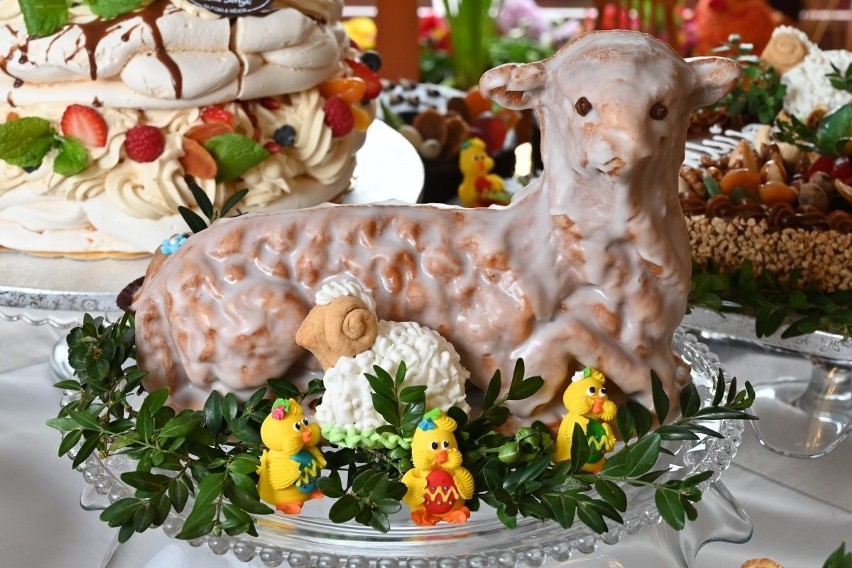 Cukiernicze arcydzieła ze Świata Słodyczy w Kielcach. Pyszności idealne na Wielkanoc. Będzie świąteczny kiermasz ciast (WIDEO)