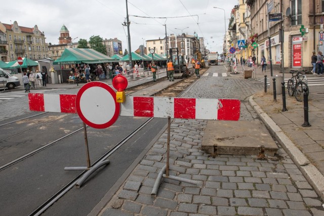 Przy ul. Dąbrowskiego zamknięty jest przejazd w stronę centrum na wysokości rynku Jeżyckiego