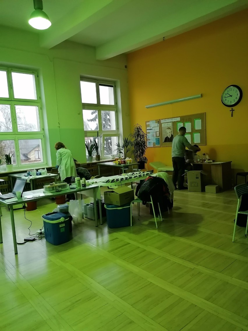 Zbiórka krwi w Liceum Ogólnokształcącym w Białobrzegach. Uczniowie po raz kolejny stanęli na wysokości zadania 