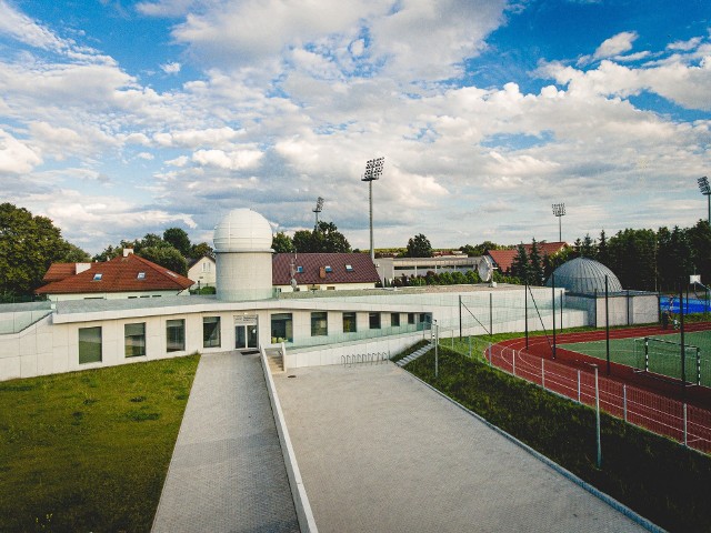 Młodzieżowe Obserwatorium Astronomiczne otwarto na nowo - po trwającej dwa lata rozbudowie - w tym tygodniu. Na 28 i 29 sierpnia 2021 zapowiedziano Dni Otwarte MOA