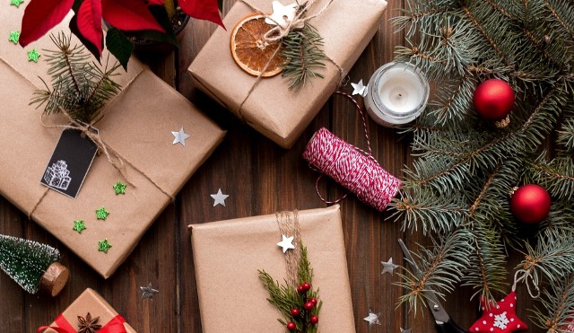 Sprawdź, jak modnie i ekologiczne zapakować oraz ozdobić gwiazdkowy prezent.