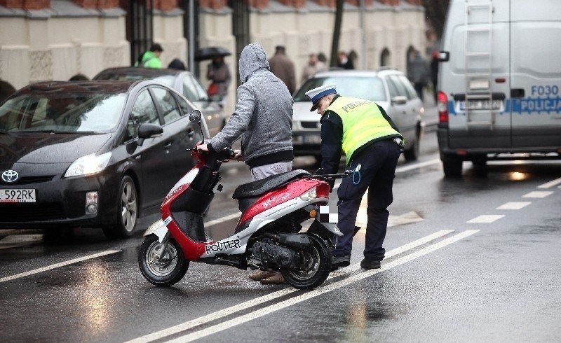 Wypadek na ul. Sienkiewicza. Jadący skuterem potrącony przez auto