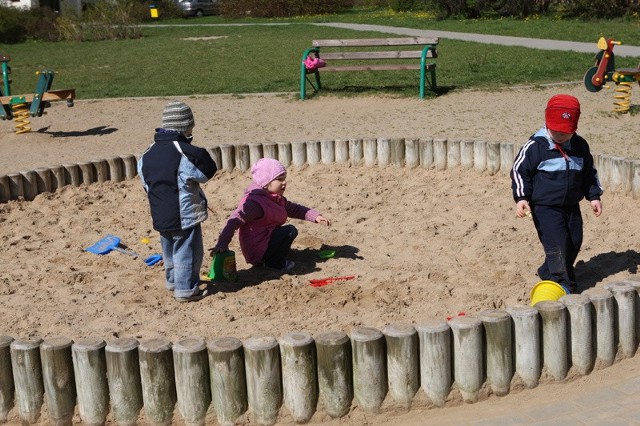 Dzieci z ul. Norwida mają już czysty piasek w piaskownicy.