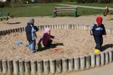 Po naszej interwencji dzieci z ulicy Norwida mają nowy piasek w piaskownicy 