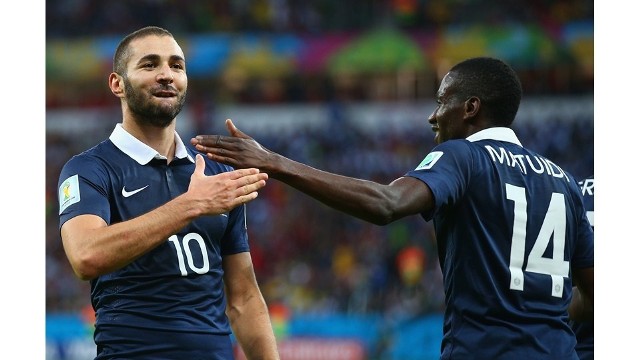 Francuscy zawodnicy: Karim Benzema (z lewej) i Blaise Matuidi