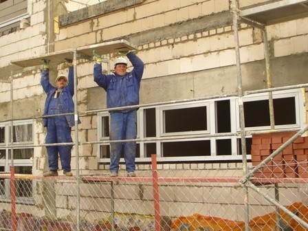 Część okien jest już wparawiona i niedługo robotnicy zajmą się wykończeniem obiektu.