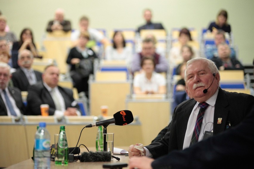 Lech Wałęsa długo odpowiadał na pytania opolan.