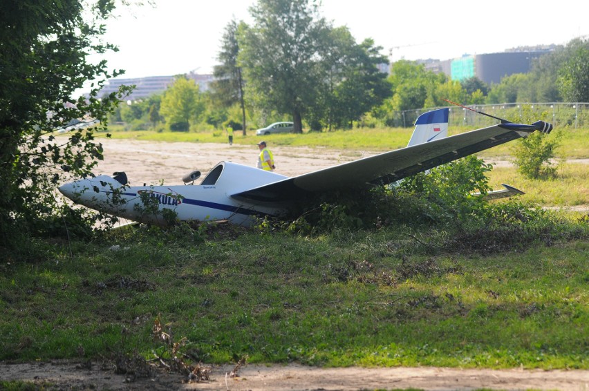 Awaryjne lądowanie szybowca w czasie Małopolskiego Pikniku Lotniczego, pokazy były wstrzymane