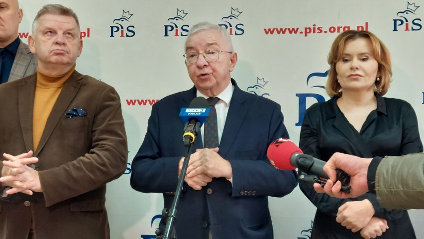 Politycy Prawa i Sprawiedliwości mówią w Kielcach stanowcze "nie" nowelizacji ustawy wiatrakowej. "To będzie wolna amerykanka"