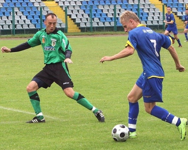 Piłkarze Stali Stalowa Wola (z lewej Piotr Szymiczek) rozegrali ostatni sparing przed inauguracją sezonu, remisując u siebie z Motorem Lublin 1:1