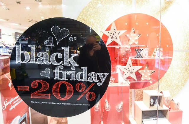 W Bydgoszczy we wszystkich galeriach handlowych obowiązują dzisiaj promocje. To ze względu na Black Friday 2017. Zobacz także: Black Friday 2017. Tutaj będą największe promocjeKlienci mogą zakupić wiele produktów po niższych cenach. Także w Bydgoszczy.Black Friday 2017. Promocje na zakupy w BydgoszczyBlack Friday – tradycja z USA powoli dociera do Polski[xlink]f8ef60bd-4dda-6a63-6516-e6147cefd356,21800bfc-1c54-2c68-02ea-a8a538b095b0[/xlink]